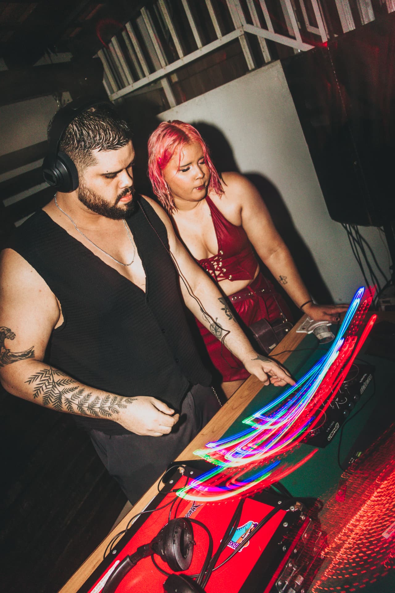 DJ tocando em uma edição da al.te.ra